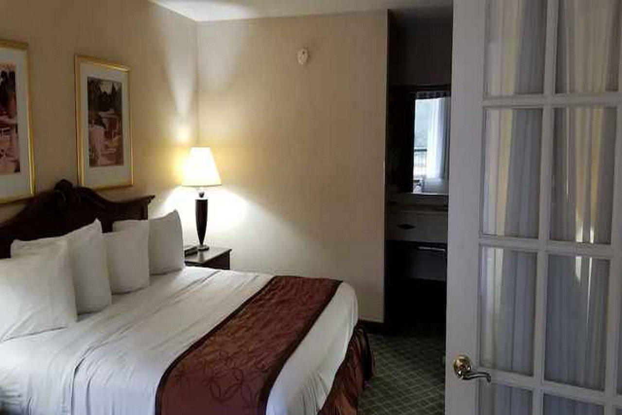 Clarion Inn & Suites Флорънс Екстериор снимка