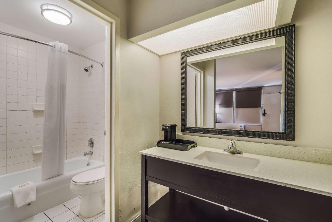 Clarion Inn & Suites Флорънс Екстериор снимка