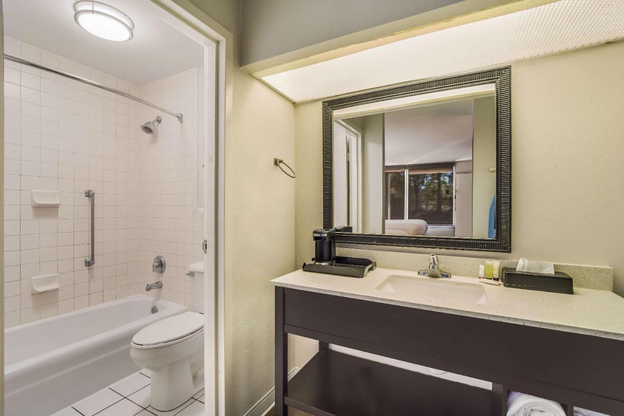 Clarion Inn & Suites Флорънс Екстериор снимка